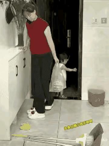 从小培养孩子良好的生活习惯，给这位母亲点赞，这样的女孩长大后必然勤快，做事有条不