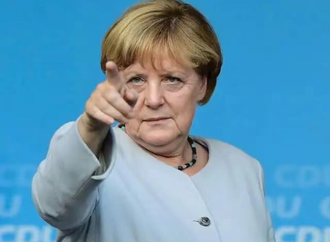 真是万万没想到
退休几年的默克尔
突然露面了
一出场就是王炸
直接给整个欧洲提出
