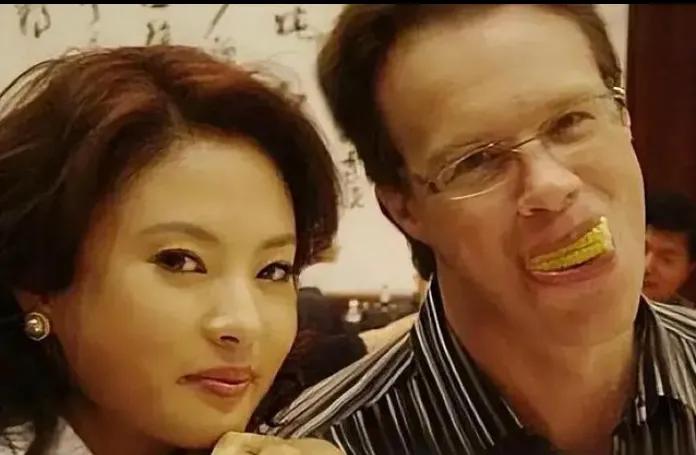 这也太不像她了，她可是大家心里的美神，被好多粉丝视为央视主持人里的第一大美女，都