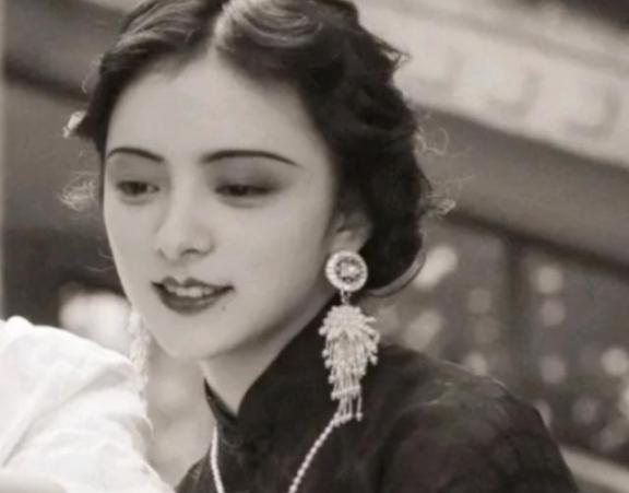 1974年，90岁的杨森迎娶了17岁的张灵凤。洞房之夜，就在杨森要行房事时，张灵