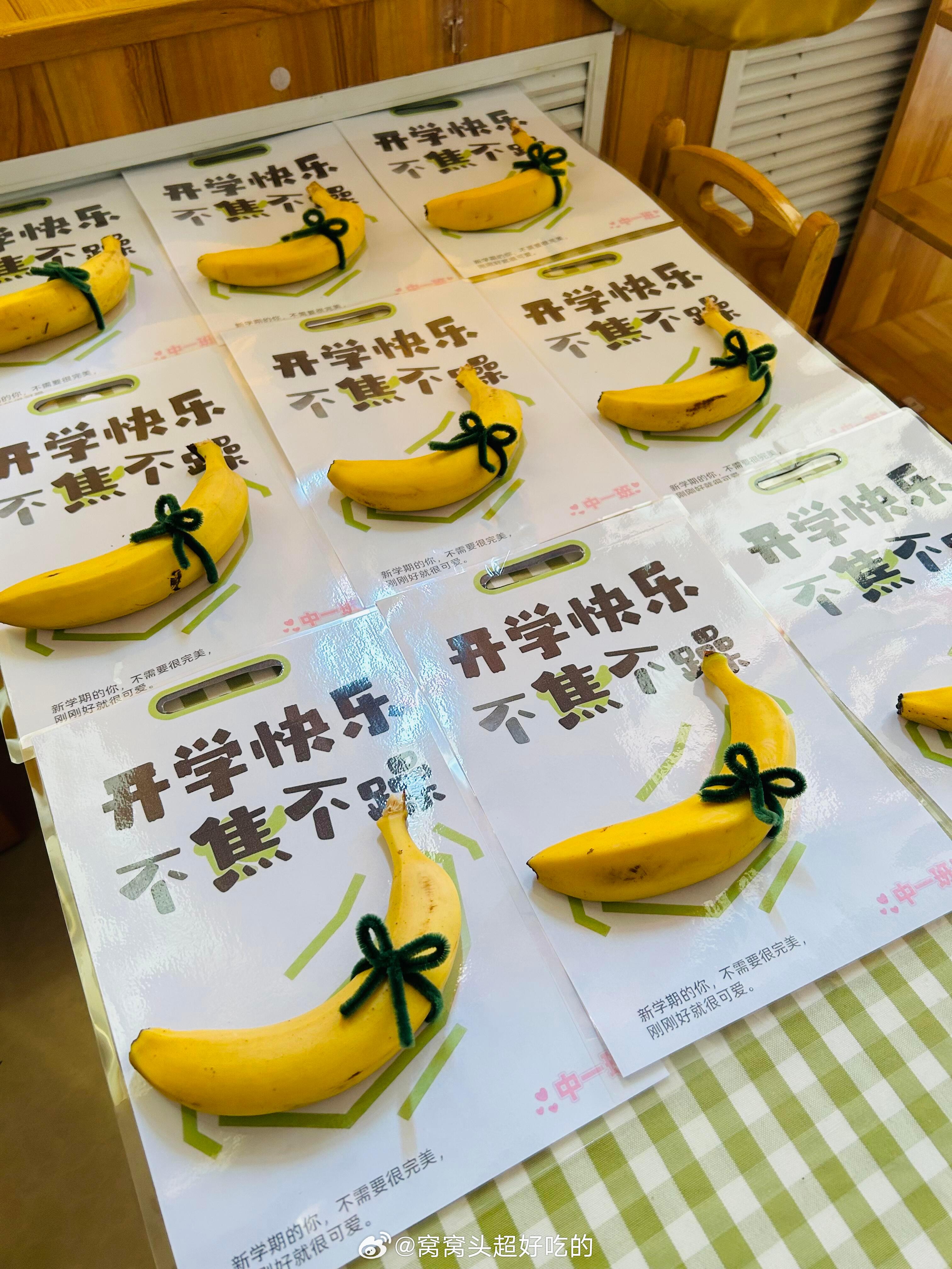 杭州小学生获3000包干脆面捐赠给希望小学我们小时候的开学礼物，基本都是习题册、