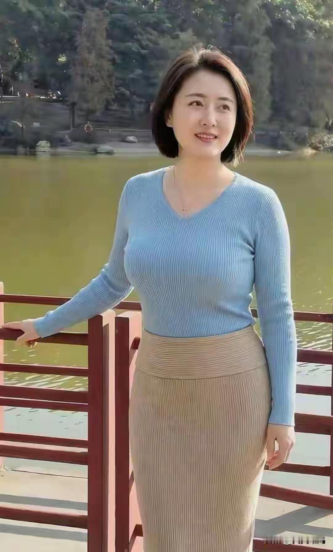 塞鸿秋·赞徐娘
半百徐娘风姿俏，
丰腴富态容颜好。
端庄大气沉稳貌，
天生一副旺