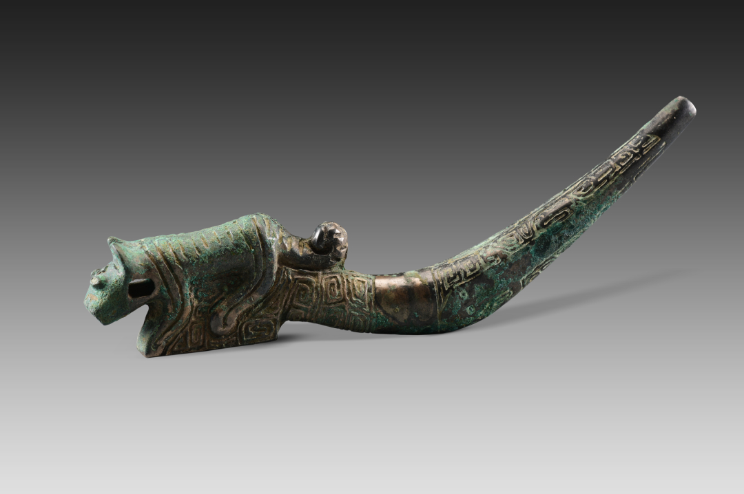 每天一件青铜器 2022年陕西清涧寨沟遗址M1甲字型商代大墓出土商晚期:虎觽形器