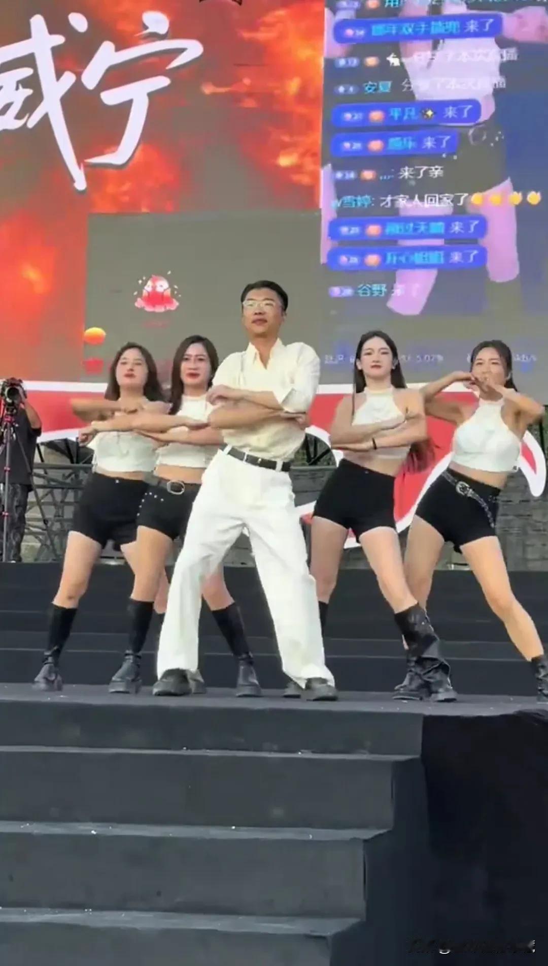 郭有才老师到湖北咸宁直播演出现场人山人海，太火爆了！舞台上的郭有才和众美女热舞，