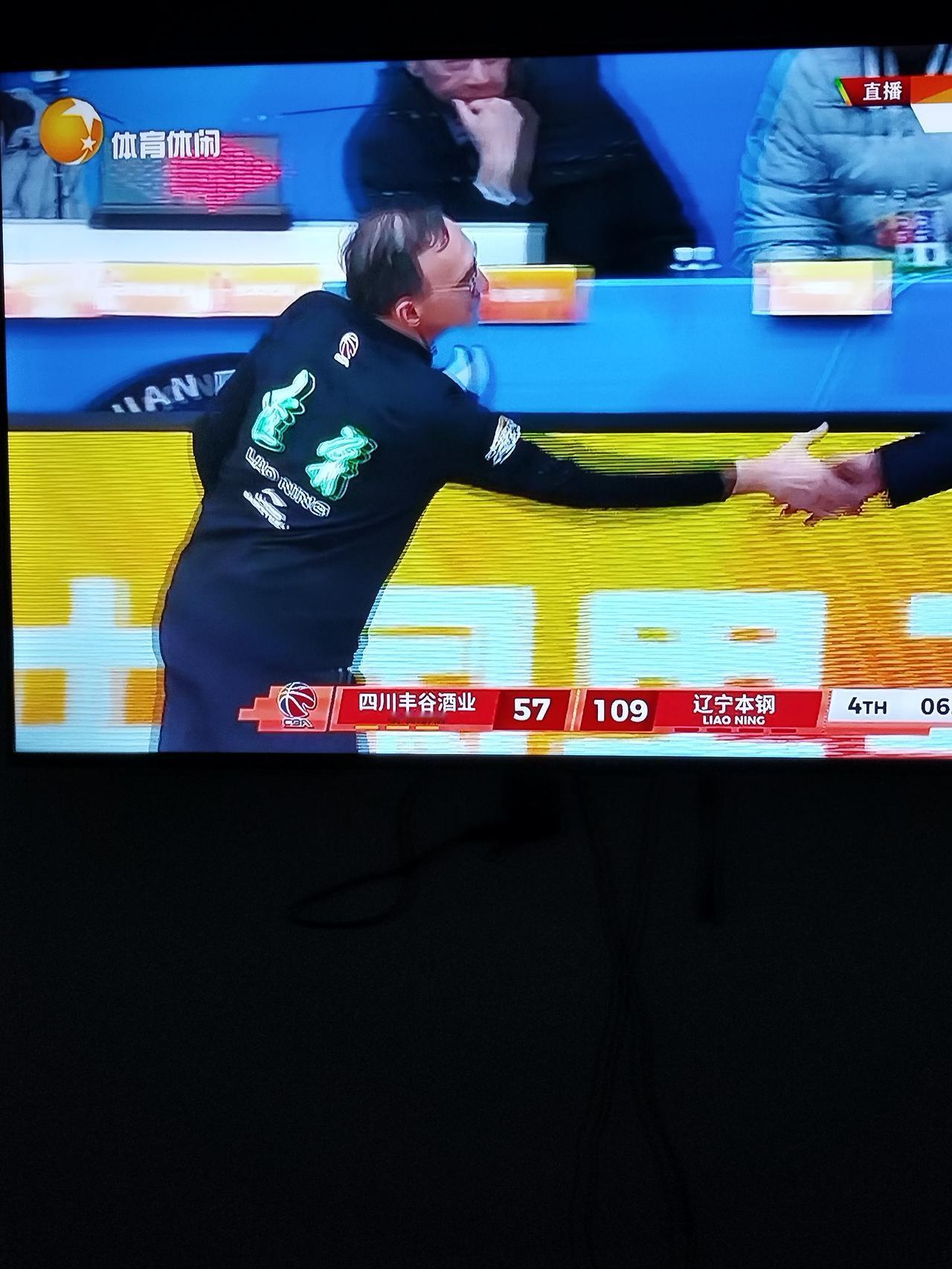 杨鸣纠错太严厉，致使球员不敢犯一点儿错。

只要场上球员犯一点错，杨鸣就受不了，