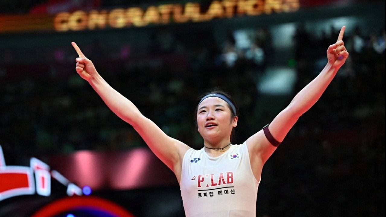 安洗莹打出超强赛季 安洗莹将单赛季冠军数刷新至11座，追平桃田贤斗的纪录；其全年