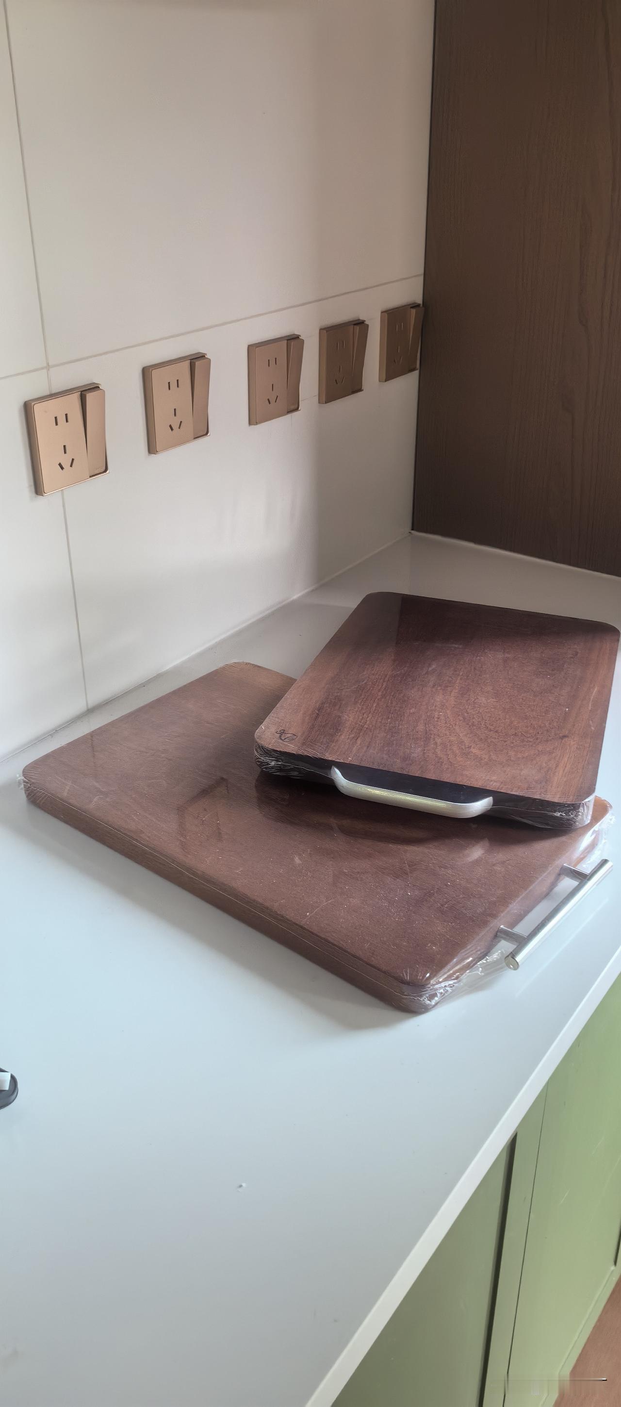 从两块菜板来说说我弟媳对我父母的好。

母亲前几天来我家了，我哥开车过来的。临走