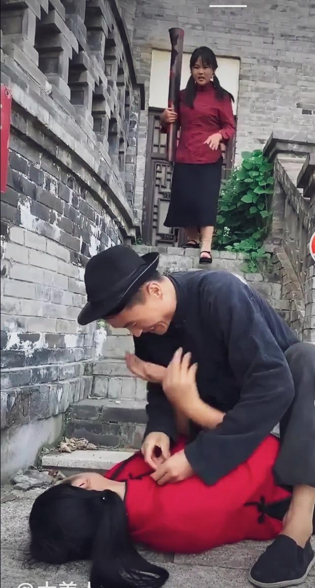 螳螂捕蝉，黄雀在后。请不要做坏事，小心后边大棒…