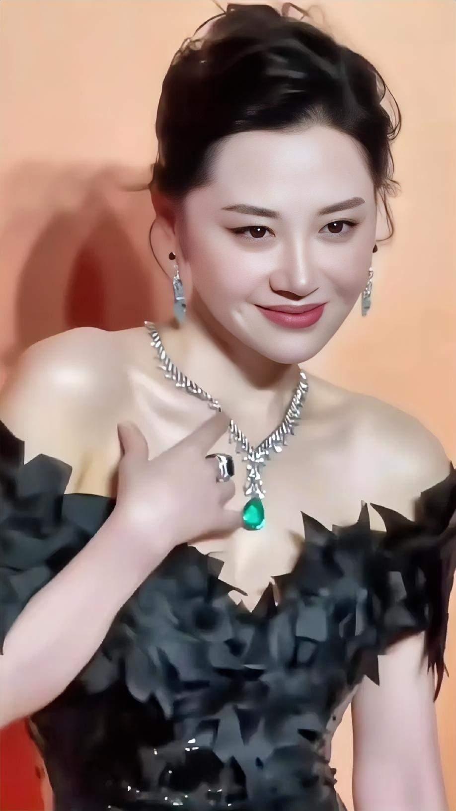 1997年，已有家室的商人刘波认识了演员许晴，之后他花3000万元买下北京宽街的