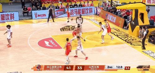 广厦男篮vs山西男篮 广厦这边布朗下场了塔克还能续上，半场一个15分一个11分，