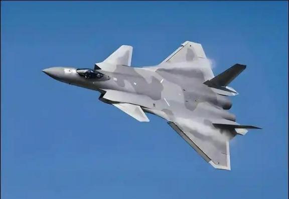 很多人以为日本怕的是中国的歼-20或航母战斗群，错了！真相是，东京根本不怕你的先