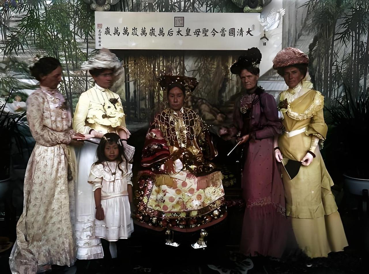 1903年这张照片啊，堪称晚清外交的“魔幻名场面”！您瞅慈禧太后端坐在中间，一身