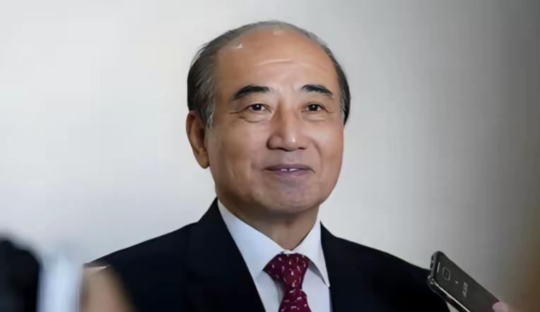 在台湾政坛中，绝大多数政客要么附和民进党“两国论”，要么只敢模糊讲“维持现状”。