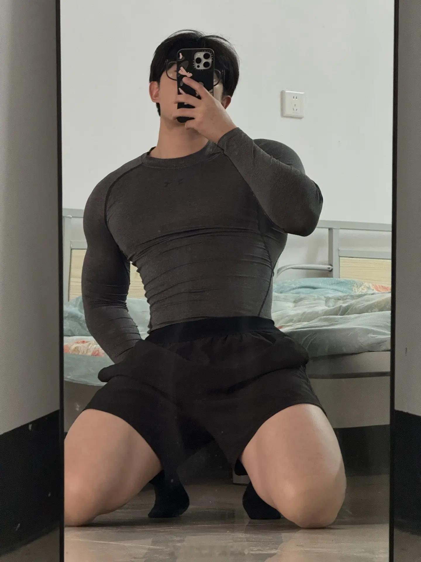 性感帅哥[害羞][害羞][害羞]秀美腿[色][色][色] 