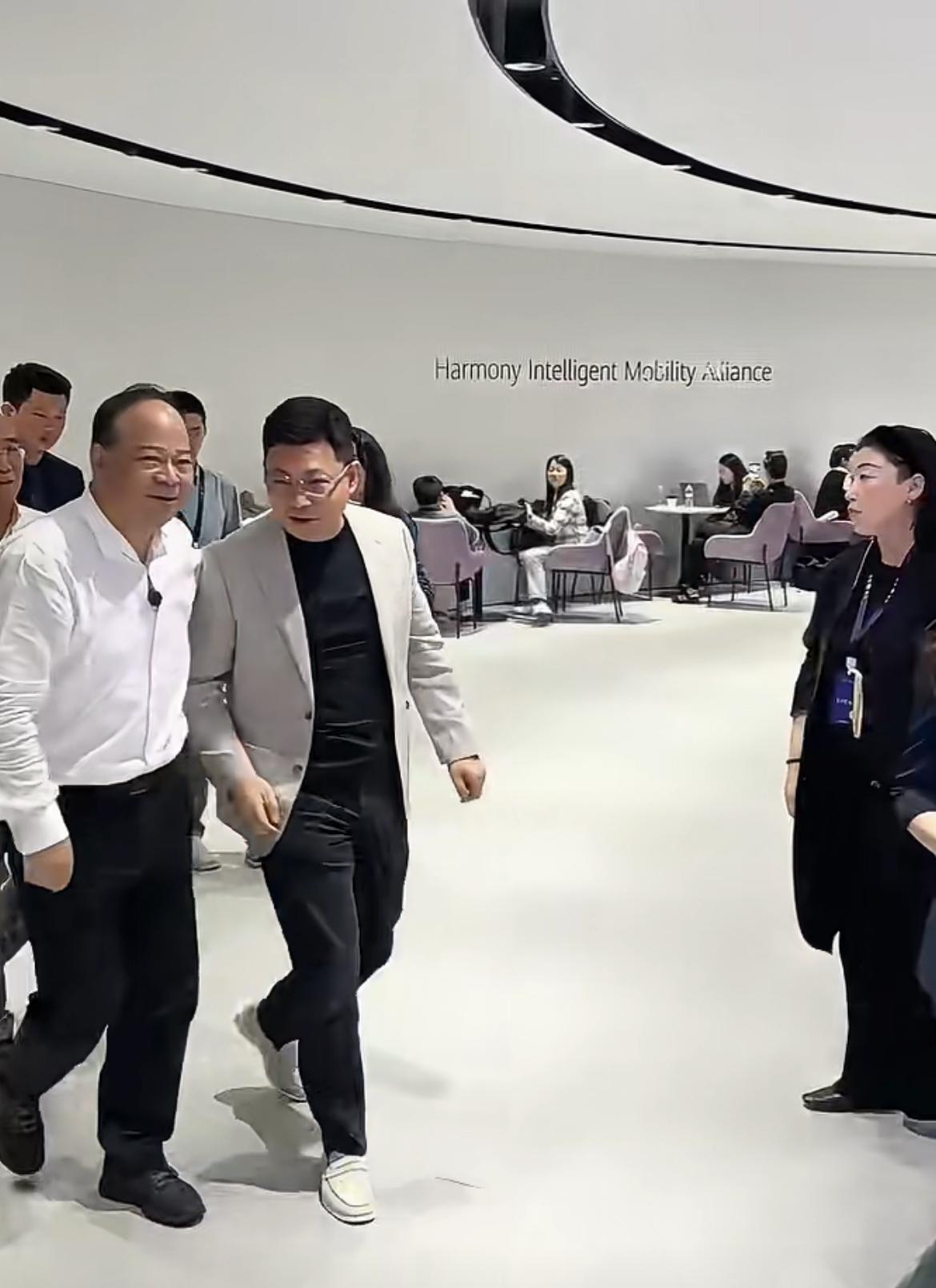 余承东与曾毓群互动交流！

4月25日，北京车展期间，华为终端董事长余承东与宁德