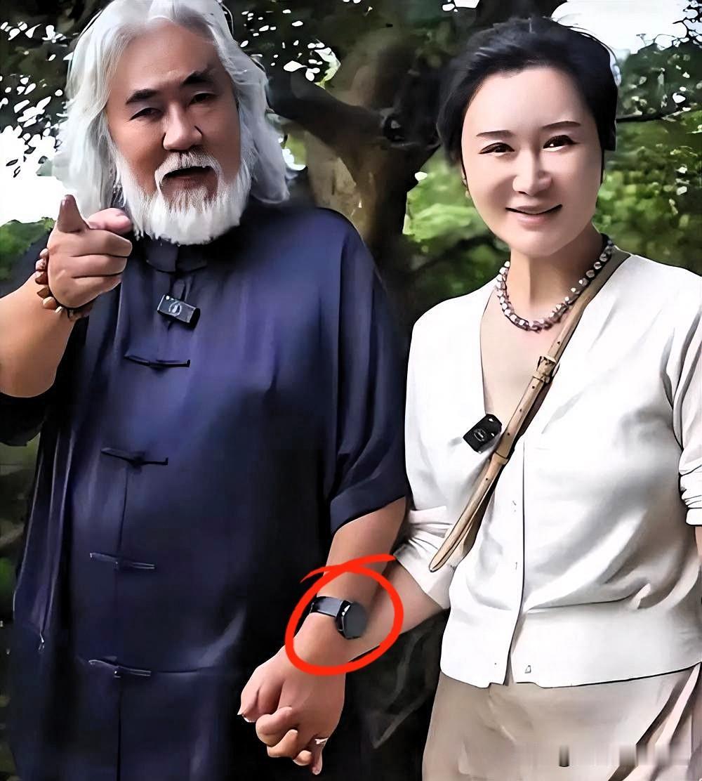 75岁张纪中现状惹人唏嘘，老夫少妻的婚姻，终究败给现实！
 
都说年少夫妻老来伴