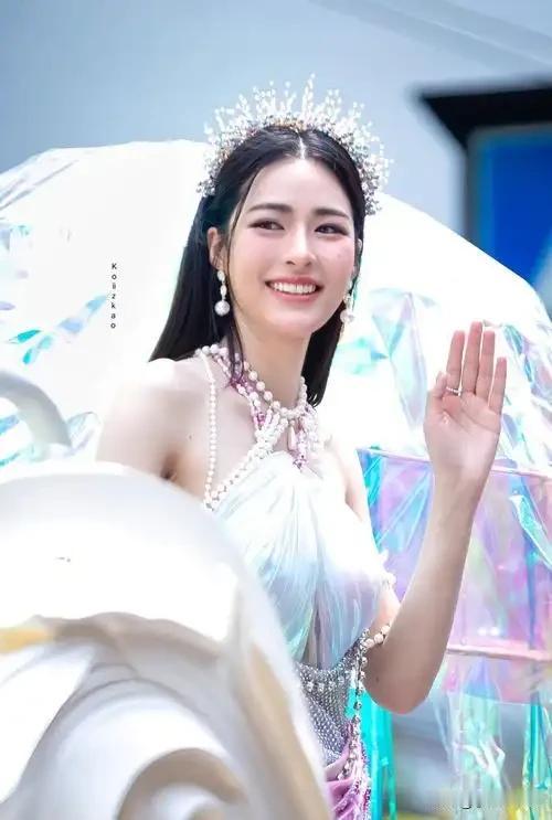 中泰混血女星邝玲玲为何能击败全球竞争者，同时登顶两项国际美貌榜单？
近日，由国际