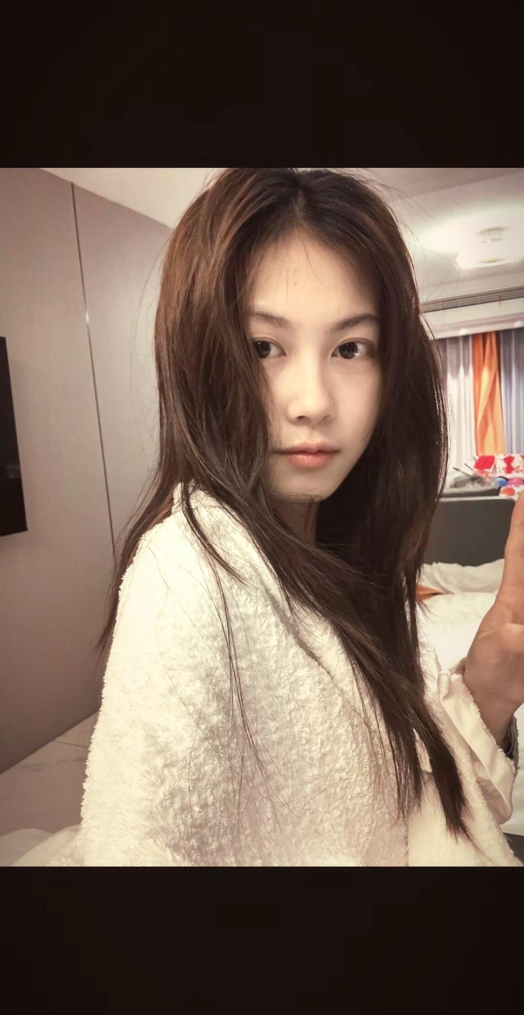 天天偷手机自恋，这对吗？？？请问人间富贵花？？？？慵懒风穿搭 @➰人间富贵花🪴