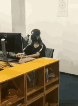 图一：上班时间偷懒，小姐姐也是想尽办法了。
图二：妹子还是大意了，她没有想到人家