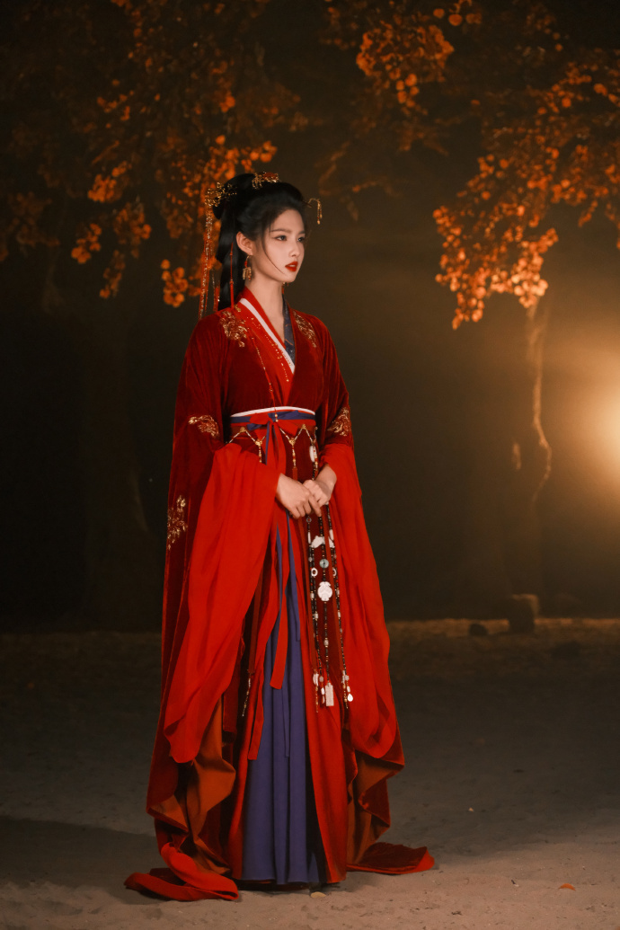 艾米《雀骨》妆造来了，红衣好美啊！期待谢嘉鱼！ ​​​