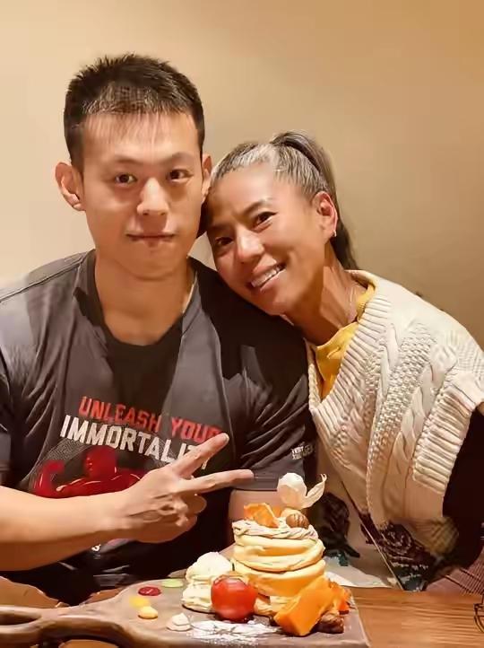 上海独生子痴恋大18岁江西女友，9年不婚不育，打破了所有人对爱情的刻板印象！
 