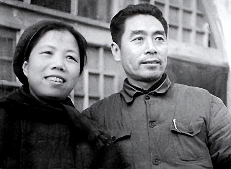 1976年1月15日深夜，追悼会刚刚结束，邓颖超用颤抖的双手打开丈夫的骨灰盒，一
