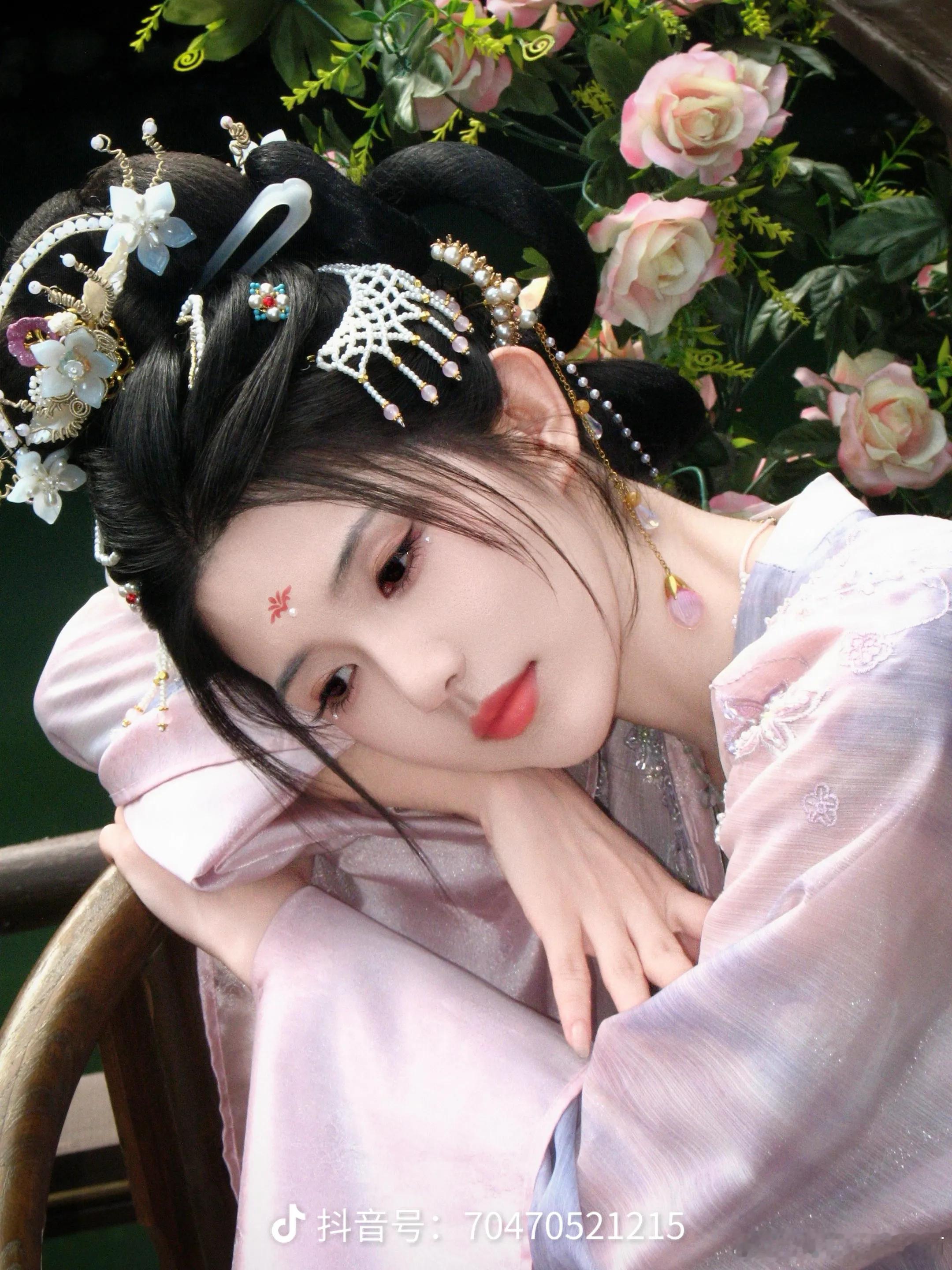 看一下这个人的事业 锦子 2829年会更好，能够脱颖而出，这两年一般的，但有点小