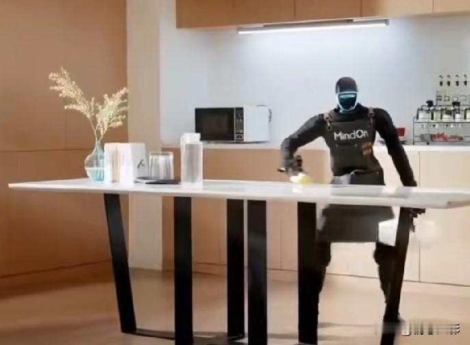 春晚机器人很亮眼，关于机器人，想不起是谁说过这样的话：机器人不该去做人类能做的事