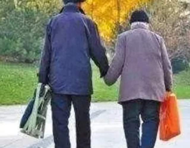 老年人就该慢慢来