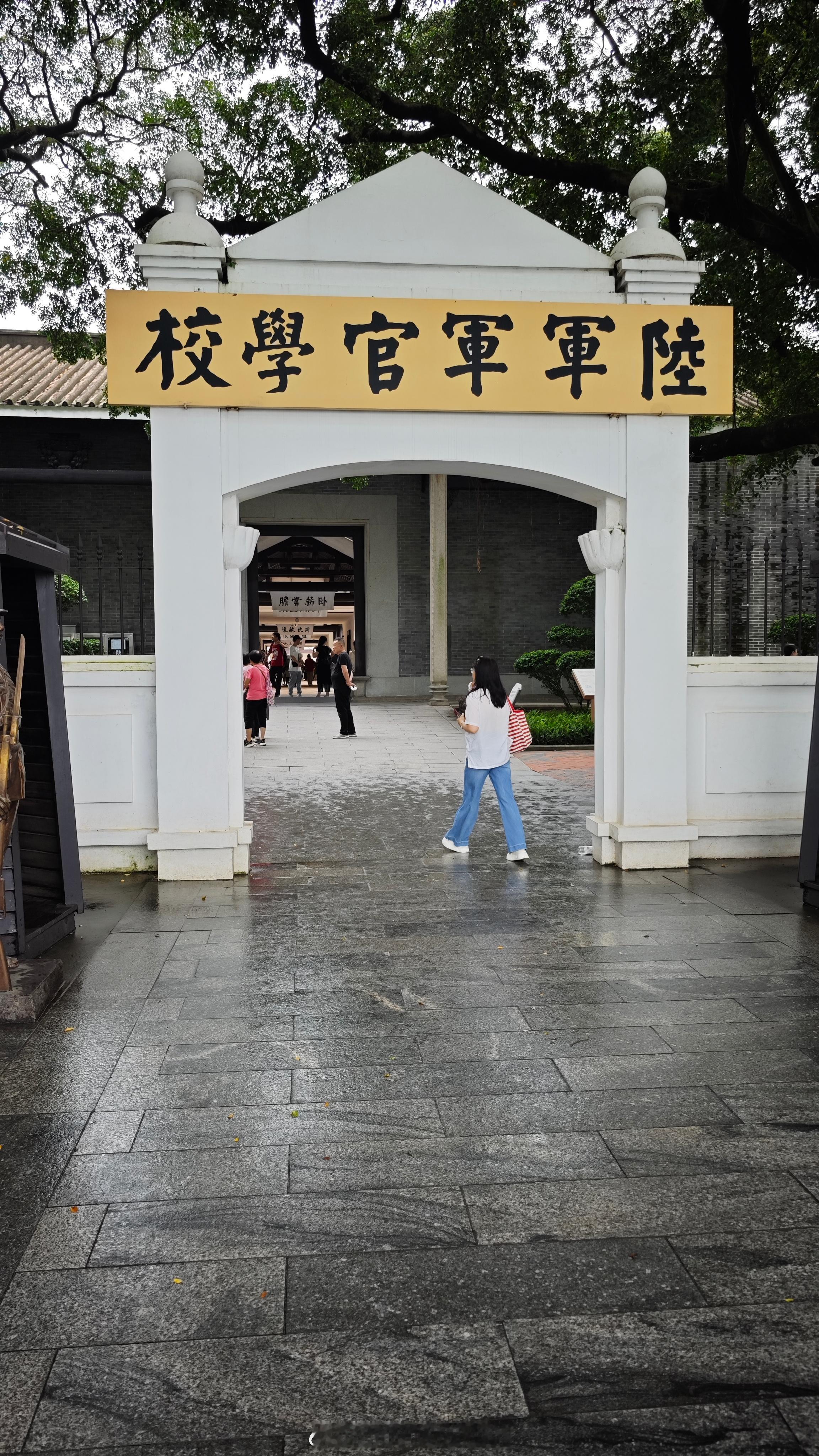 注意力全在背后