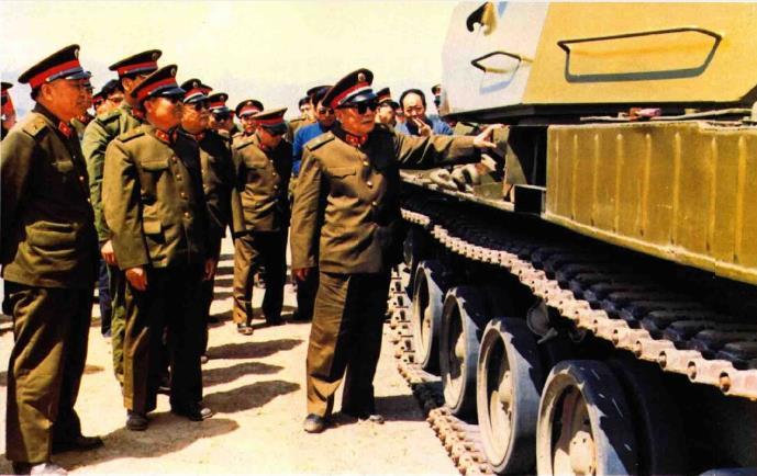 1985年5月6日，中央军委副主席杨尚昆(手扶炮车者)和三总部领导在北京南口靶场