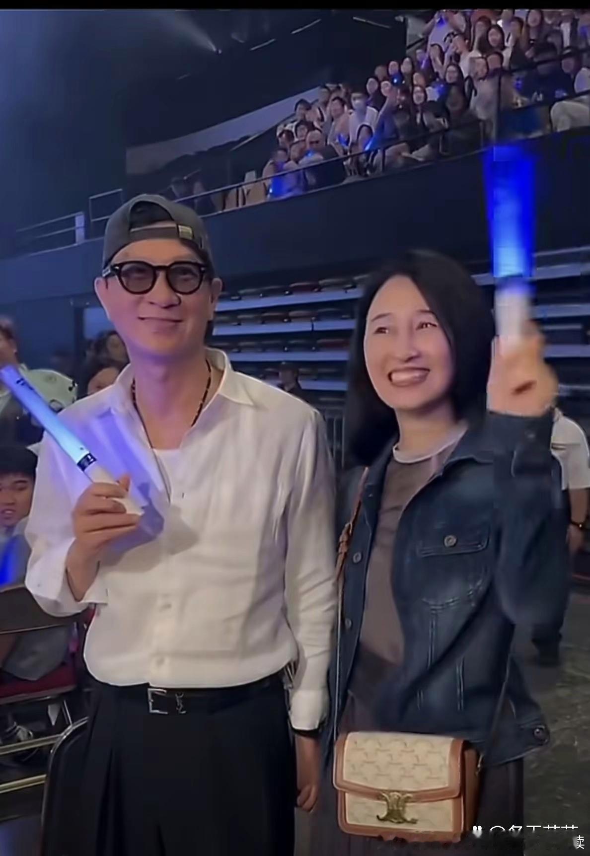 谁能不羡慕张家辉和关咏荷这对夫妻，看完演唱会同框路透直接被戳到！ 