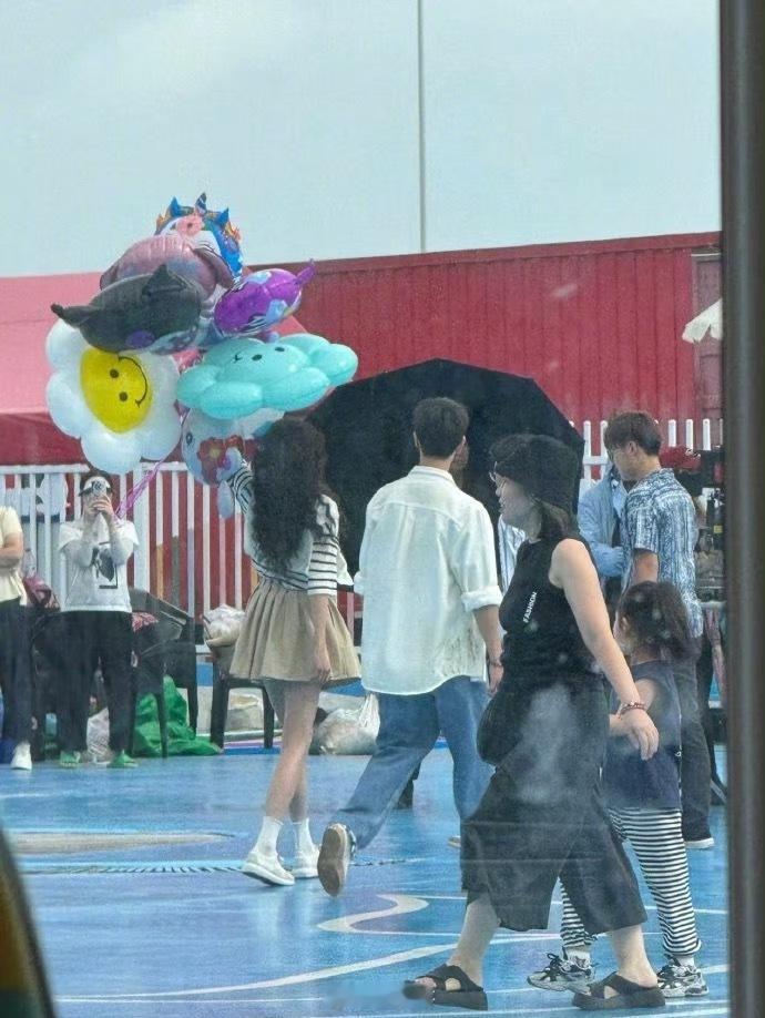 关晓彤李昀锐新剧游乐场路透关晓彤、李昀锐在电视剧《耀眼》的甜蜜戏份也太绝了吧，这