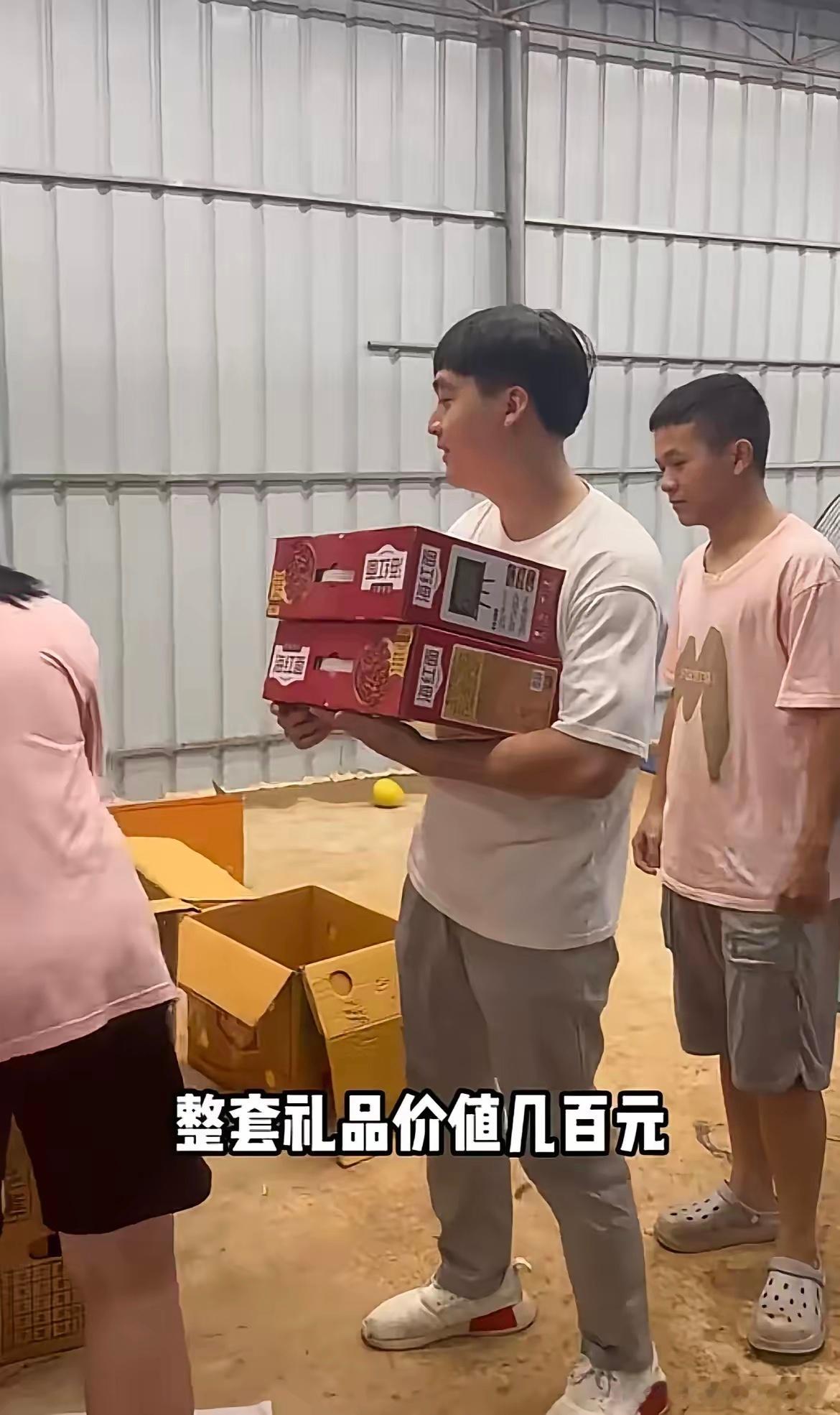 全红婵父亲全文茂在农村的事业搞得好大哦，中秋发放礼物给员工的时候，排队的员工超过