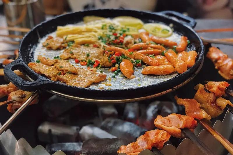 好多人上班后就越来越胖，其实这背后有不少原因。长期高强度工作会让身体分泌过量皮质