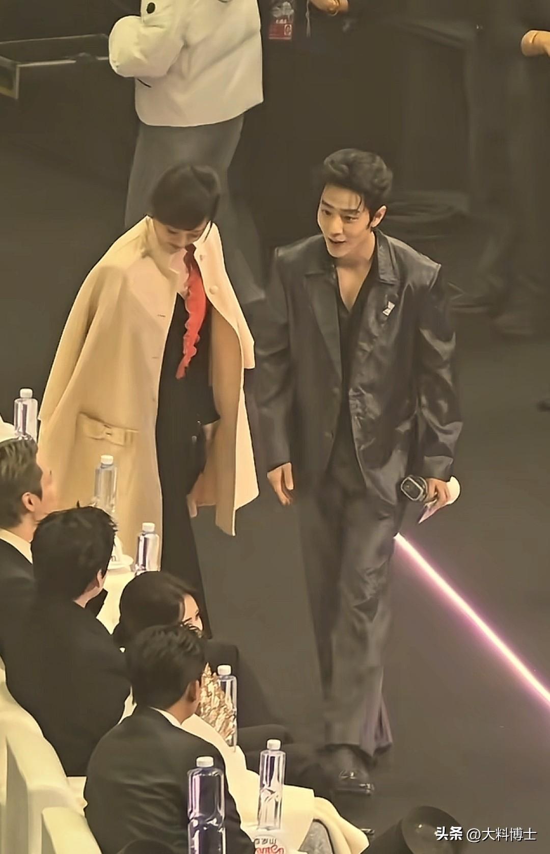 肖战跟陈伟霆找招呼，那笑容就跟好跟们见面一样，让人看着特别舒服。昨晚的电视剧品质