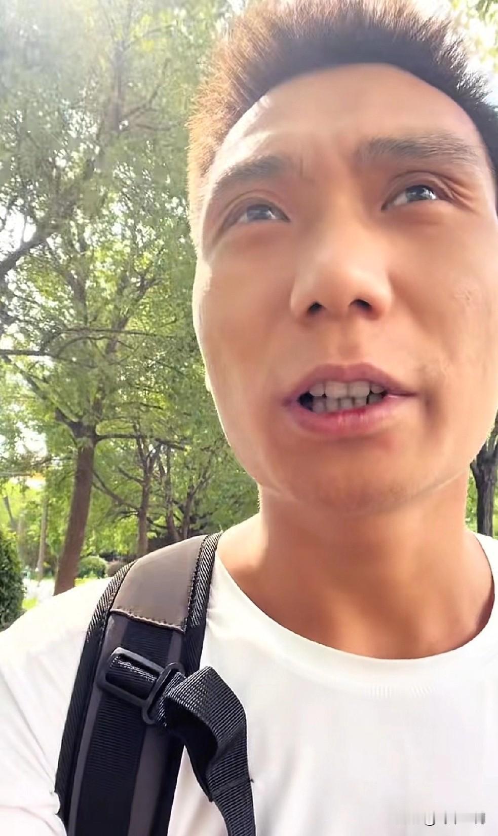 苏牙子的哥哥走在上海的街头，他告诉网友，弟弟的飞机延误了，原定今天下午直播接机，