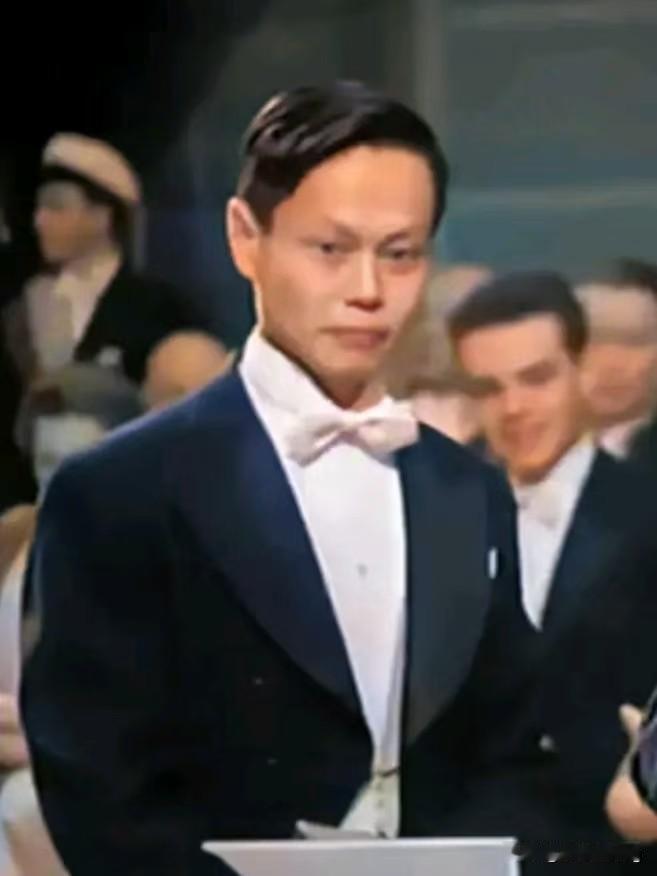 截止目前，华人诺奖得主共有11位，始于杨振宁，终于屠呦呦。1957年，35岁的杨