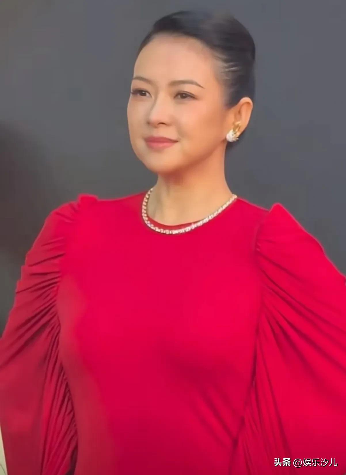 都在说章子怡的脸怎么了？
章子怡一袭红衣
哇女人味十足好魅
章子怡现在变得好富态