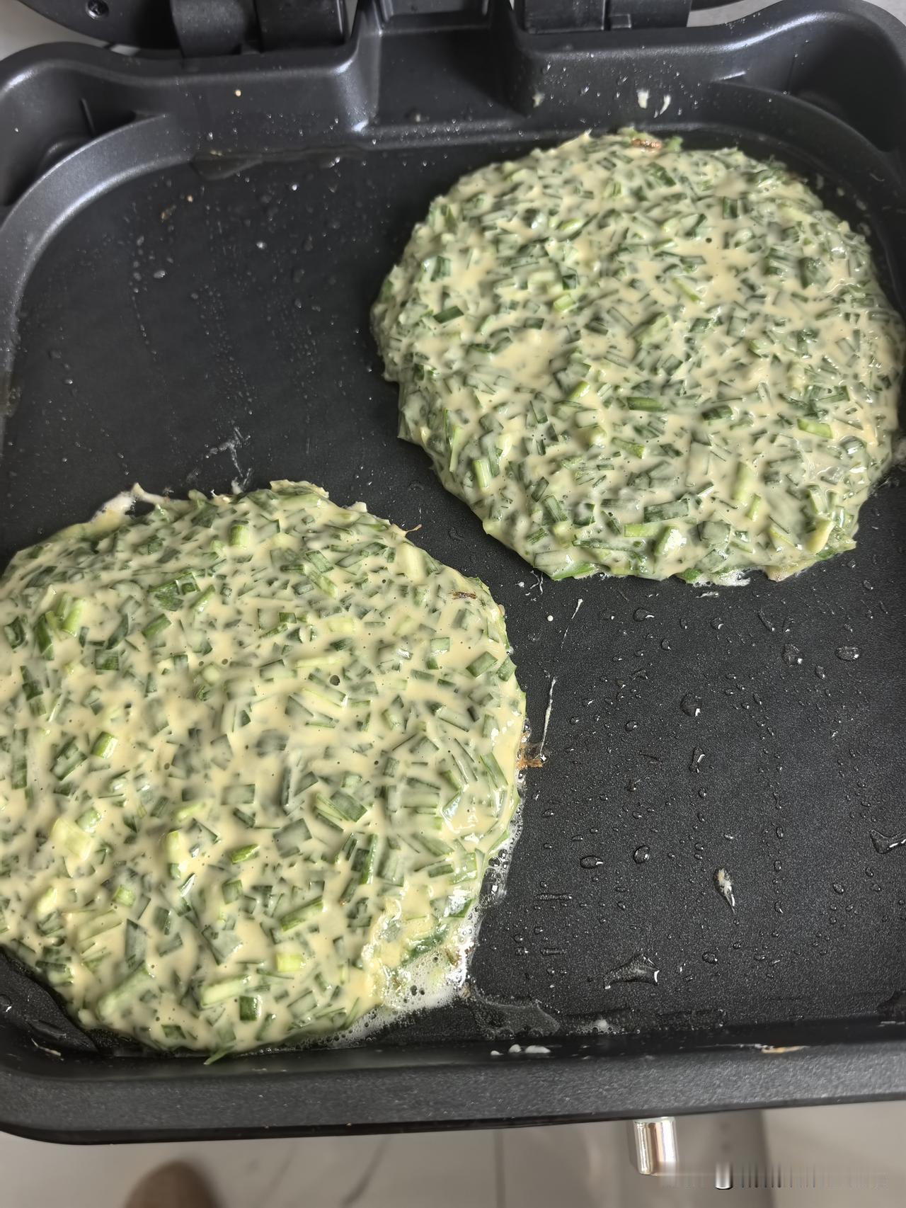 今天午饭换个吃法，主食就是韭菜鸡蛋饼。还烧了改良版罗宋汤😄