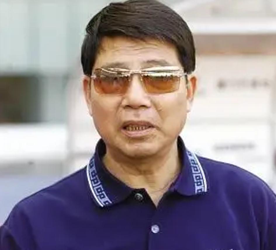徐根宝的足球特色过去就是“抢逼围”现又强调“接传转”共计六字方针，强调快速传递，