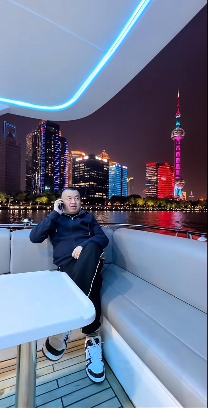 北京坤哥，这胆子是真够大的！酒壮英雄胆，坤哥喝了半瓶拉菲红酒，非要坐游艇夜游黄浦
