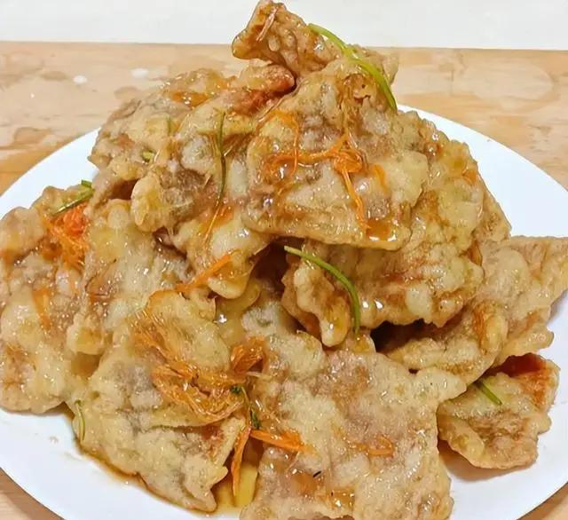 这样的锅包肉到底是黑龙江先做的，还是吉林先做的，到现在也没有定论。
但吉林说是他
