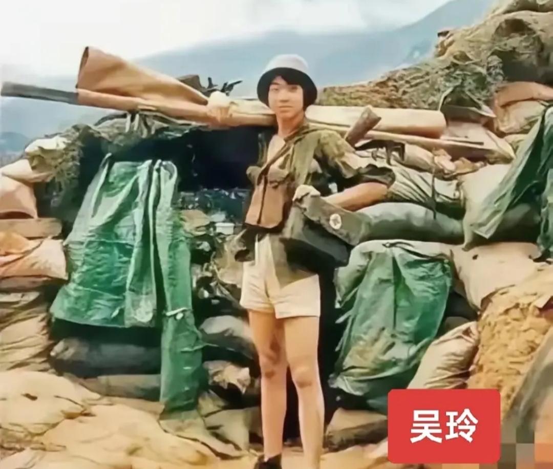 这张照片里的主人公，是对越自卫反击战老山前线的战地女护士吴玲，照片中的她头戴钢盔