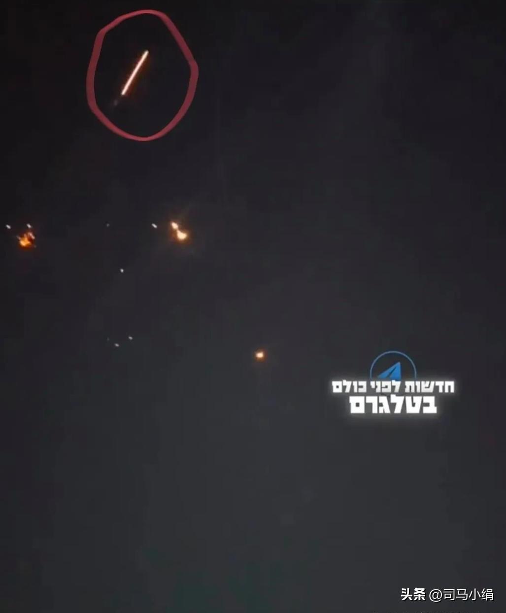 下图展示的场景是：以色列的地面防空系统为拦截伊朗的一枚高超音速导弹，接连向上发射