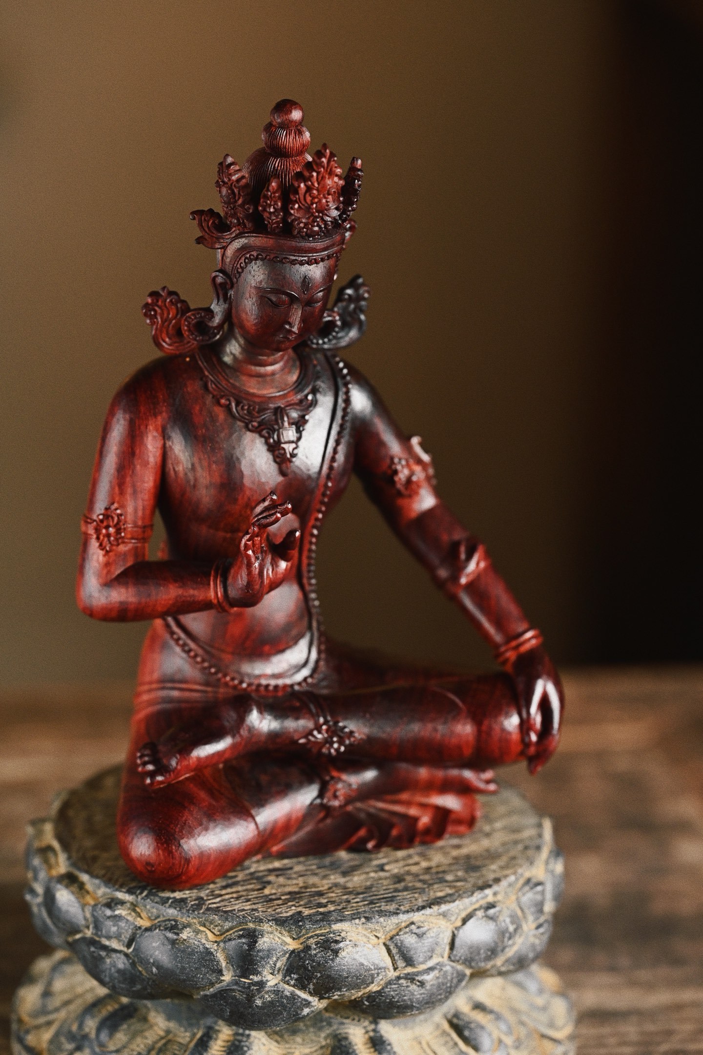 小叶紫檀 | 观音造像法相庄严，跏趺而坐，开脸圆润，神情微妙慈悲，殊胜超凡，拈指