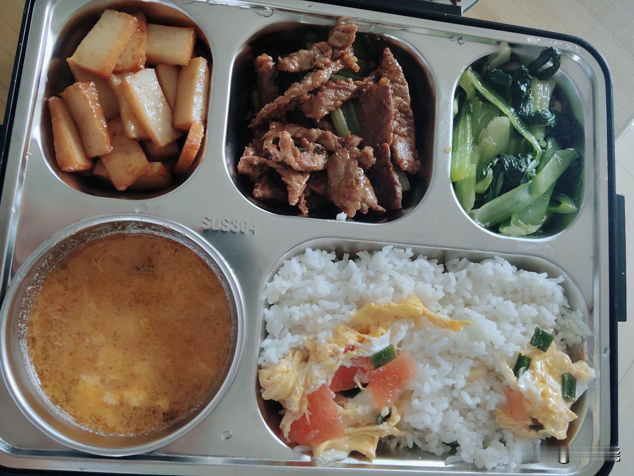 今日午餐，四菜上桌✨
香菇青菜、香炒素鸡、芹菜炒牛肉，再来一锅西红柿鸡蛋汤。
烟