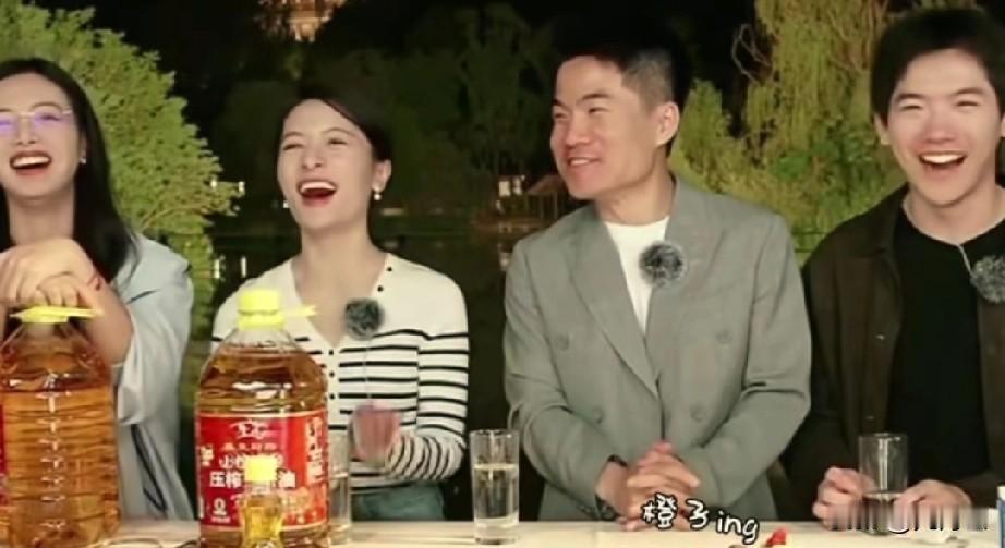 董宇辉当员工的时候，调侃老板。当老板时和员工打成一片。他就是典型的不媚不欺下。