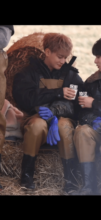 黄子韬作弊被刘耀文抓包宇宙闪烁请注意黄子韬品尝饮料后，痛苦的表情特别有感染力。他