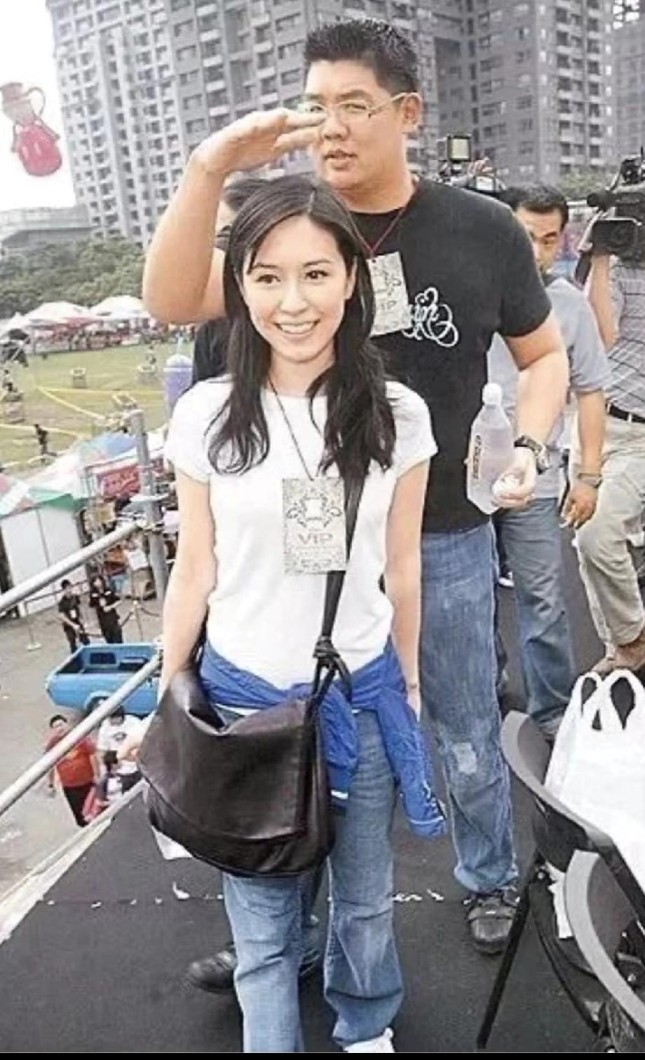 连胜文相貌英武，身材高大，据说有1米94；他是连战的长子。
连胜文的妻子叫蔡依珊